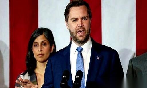 半夜，公海，直升机轰鸣着悬停在一艘巨轮上空，绳索刷刷往下扔，一帮全副武装的美国大