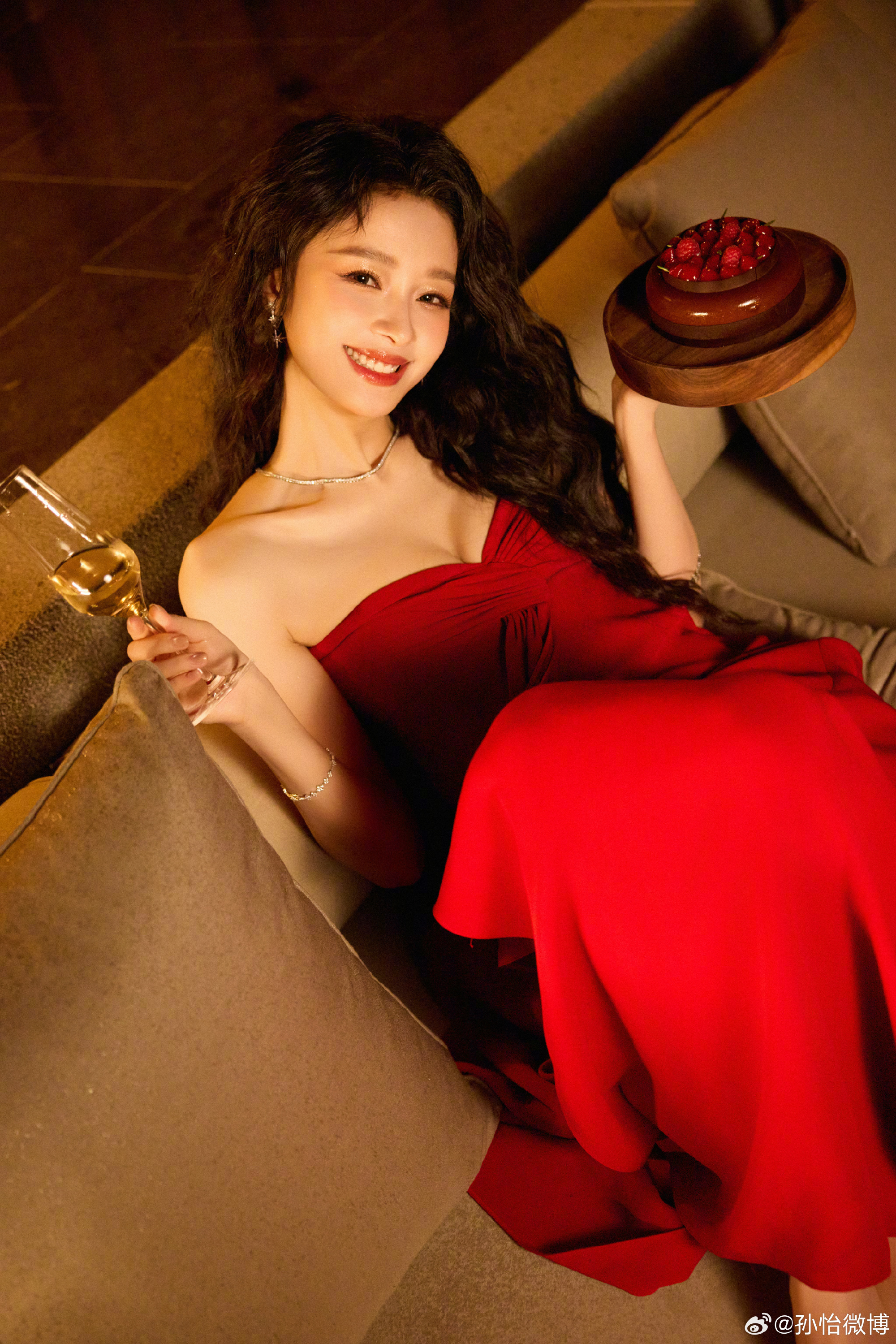 孙怡美得很有自己特色 孙怡红裙香槟孙怡不是那种公式化的美