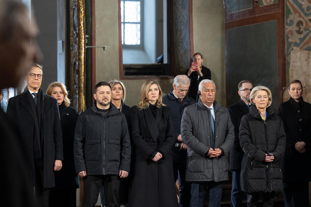 俄罗斯对外情报局在2月24日发布声明，指控英国和法国正秘密准备向乌克兰转移核武器