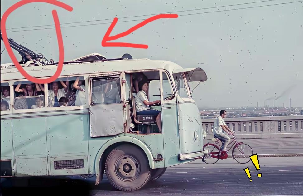 千万别以为这是影视剧截图，这是70年代实拍的老照片，见过这种老式公交车的人，年纪