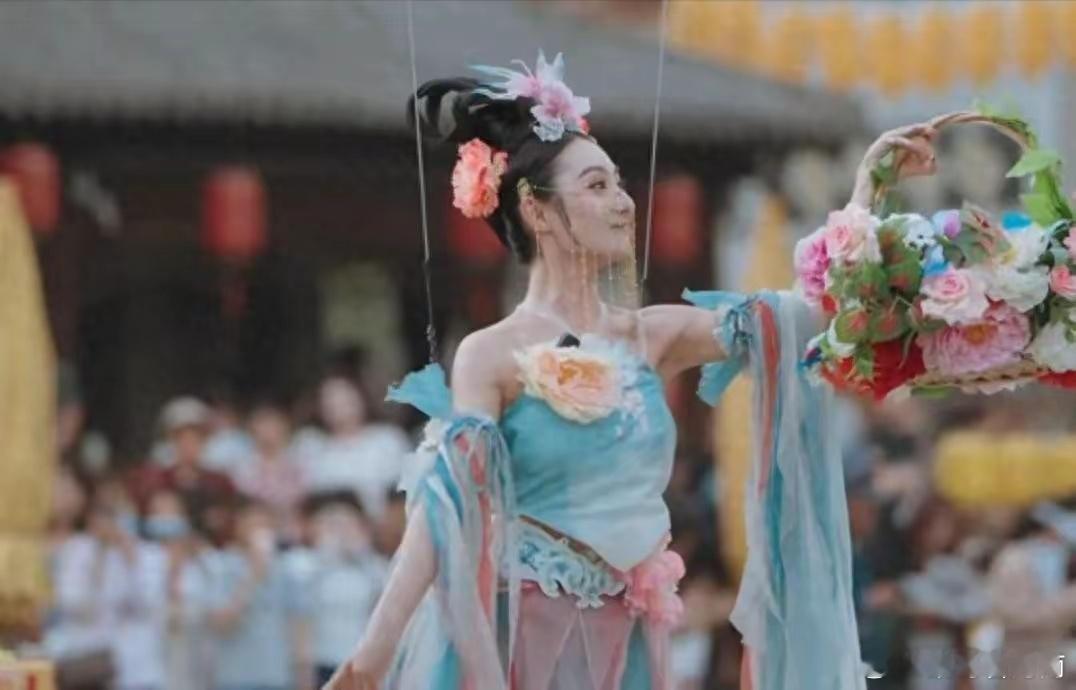 大洛阳[超话]火上央视的“天女散花”演员，真容曝光！真的很美！家人们，被央视报道