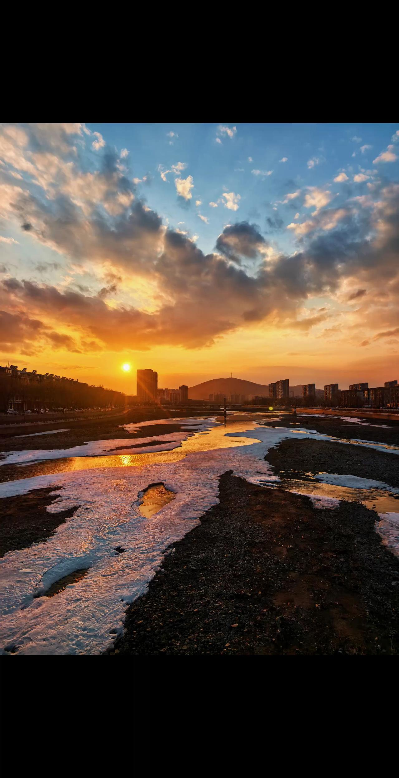 今天拍的超级喜欢发个记录一下落日余晖映晚霞一抹夕阳美如画