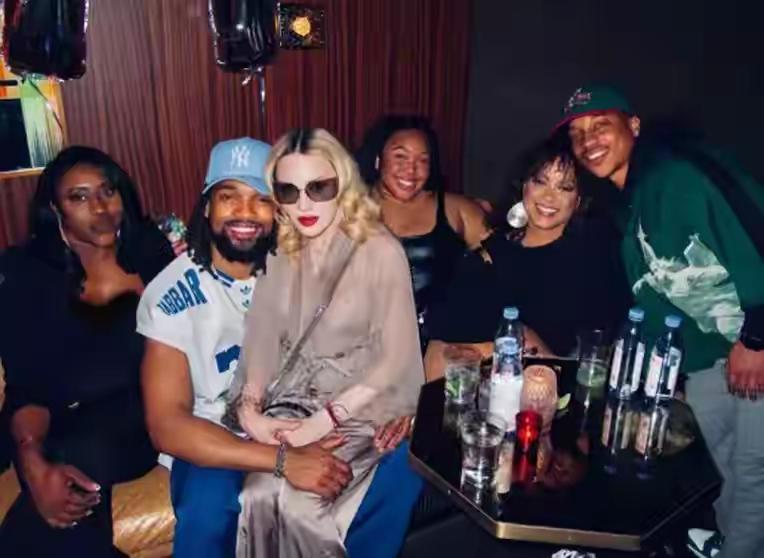 美国的大牌女歌手都有一个特点，男朋友多！

巨星霉霉十个左右的男朋友，但在麦当娜