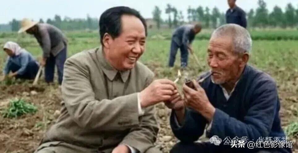 这是一幅最温暖最温馨画面，毛主席笑得多开心发自内心欣慰之笑，没有半点架子，就是如