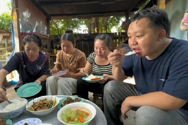 杨玛丽在老挝娘家帮助三弟拆房子，因为三弟准备要盖新房了，全家人一起上阵，这一次杨