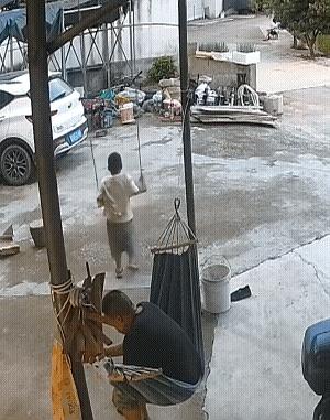 你说这事儿能怪孩子吗？
听到“咣当”一声巨响，孩子扭头一看，吓得扭头就跑，这反应