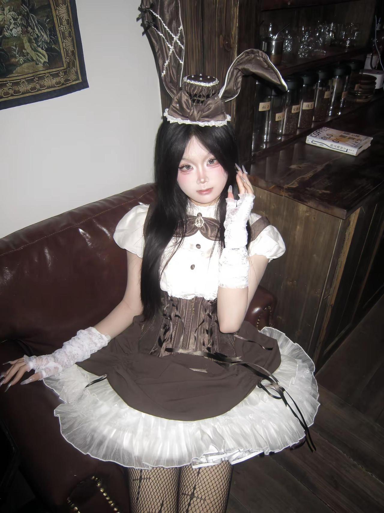 我和你之间究竟需要多少泪水 才能细水长流。lo裙 lolita 黑丝 布蕾兔