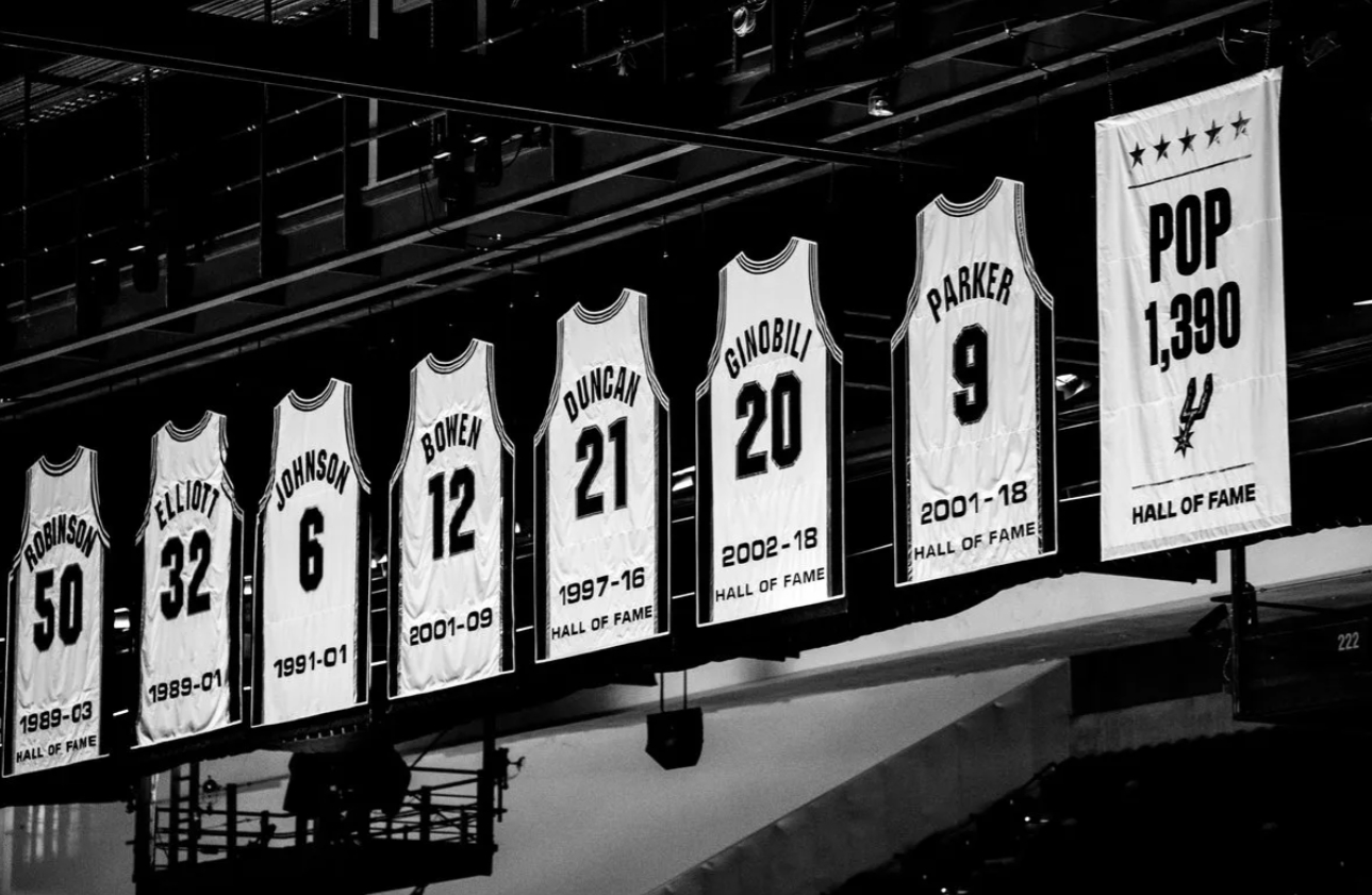 没有任何仪式，波波维奇的旗帜，悬挂在GDP三人的球衣旁边。 ​​​