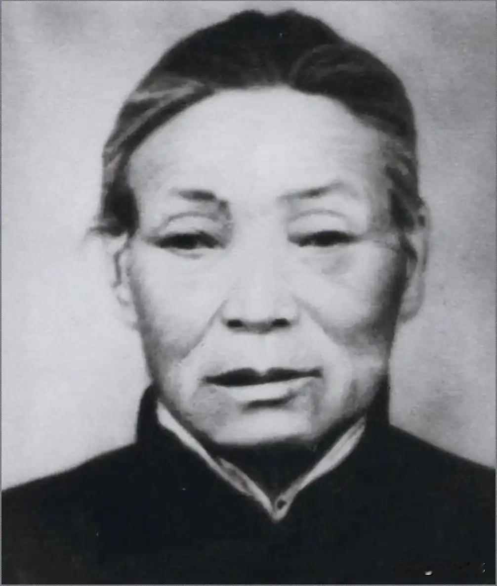 1942年，她把4个儿子送去参军，又用37个夜晚挖地道救了200名八路军，鬼子汉