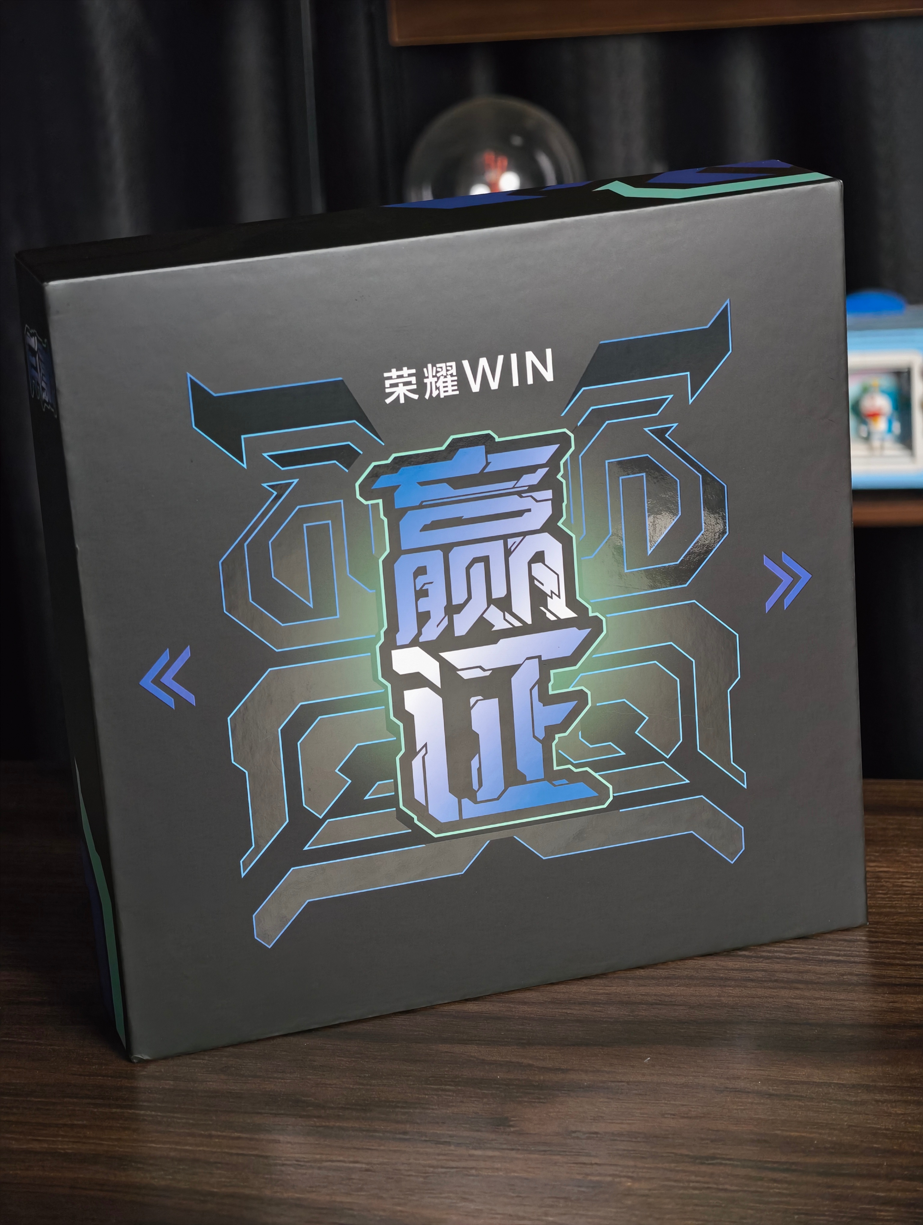 设计别出心裁啊！荣耀WIN的邀请函直接把“赢麻了”做成了手办！这暗示还不够明显吗