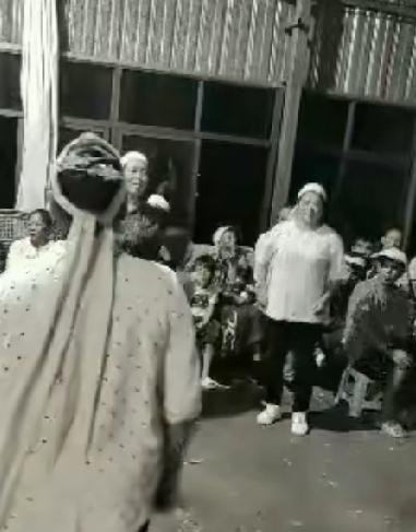老人走后，家里一下“轻装上阵”，子女们竟跳起舞来，场面像是刚卸下千斤重担，喜气都