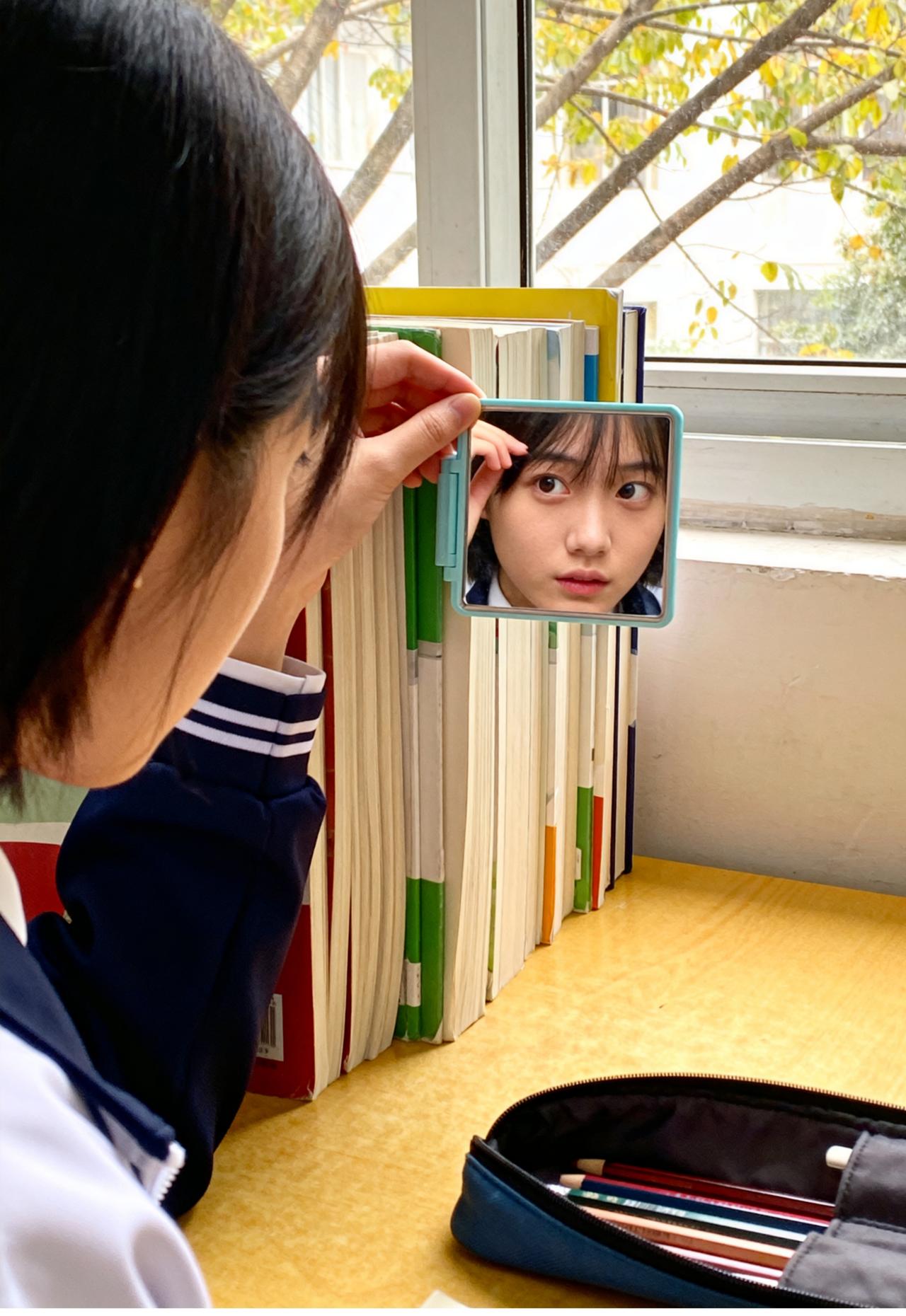 一位初中班主任说，只要看到班里哪个女生上课下课，不停地拿着镜子在照，不停地摆弄着