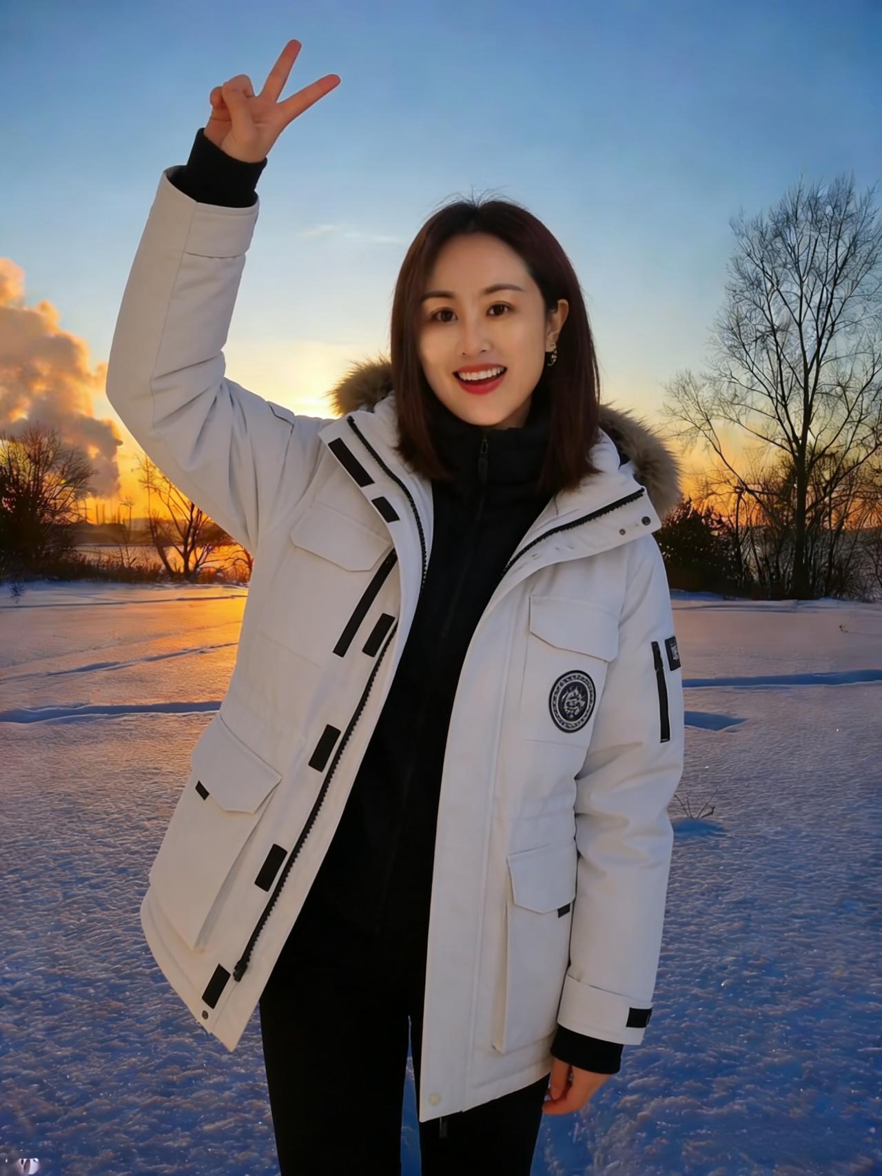 暮日熔金覆雪冈，佳人独立倚清光。
素裘软暖凝霜色，秀靥温柔映夕阳。
笑指长空舒玉