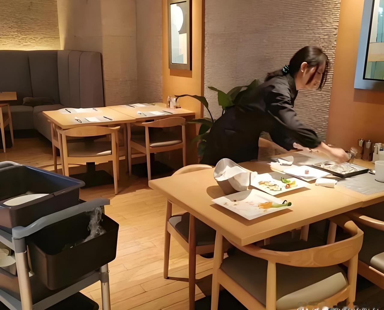 这事真把人看无语了。郑州一饭店老板，因为女员工在群里回了个“收到，总裁”的表情包