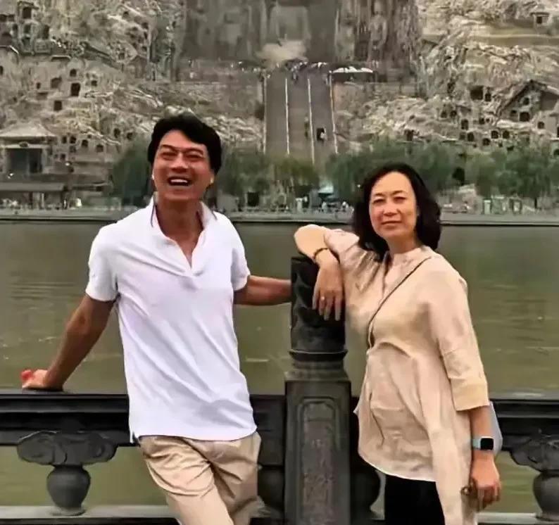 考考你眼力，这两人是谁？女的是著名演员，男的是乒坛名将，我打赌，认识他们的，一定