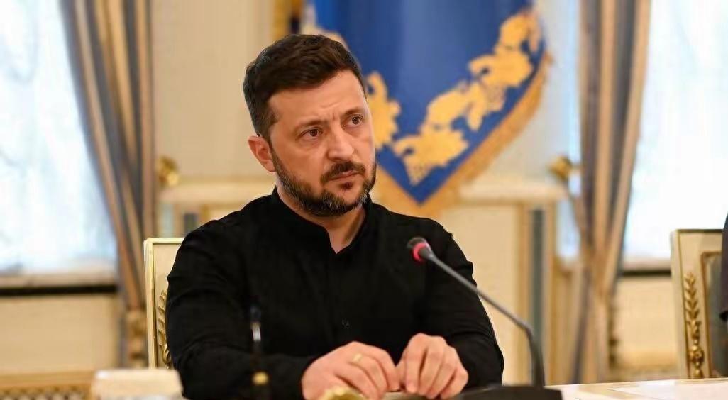 泽连斯基正面临内外交困的执政危机！其法定任期已过，执政合法性持续遭受质疑；外有美