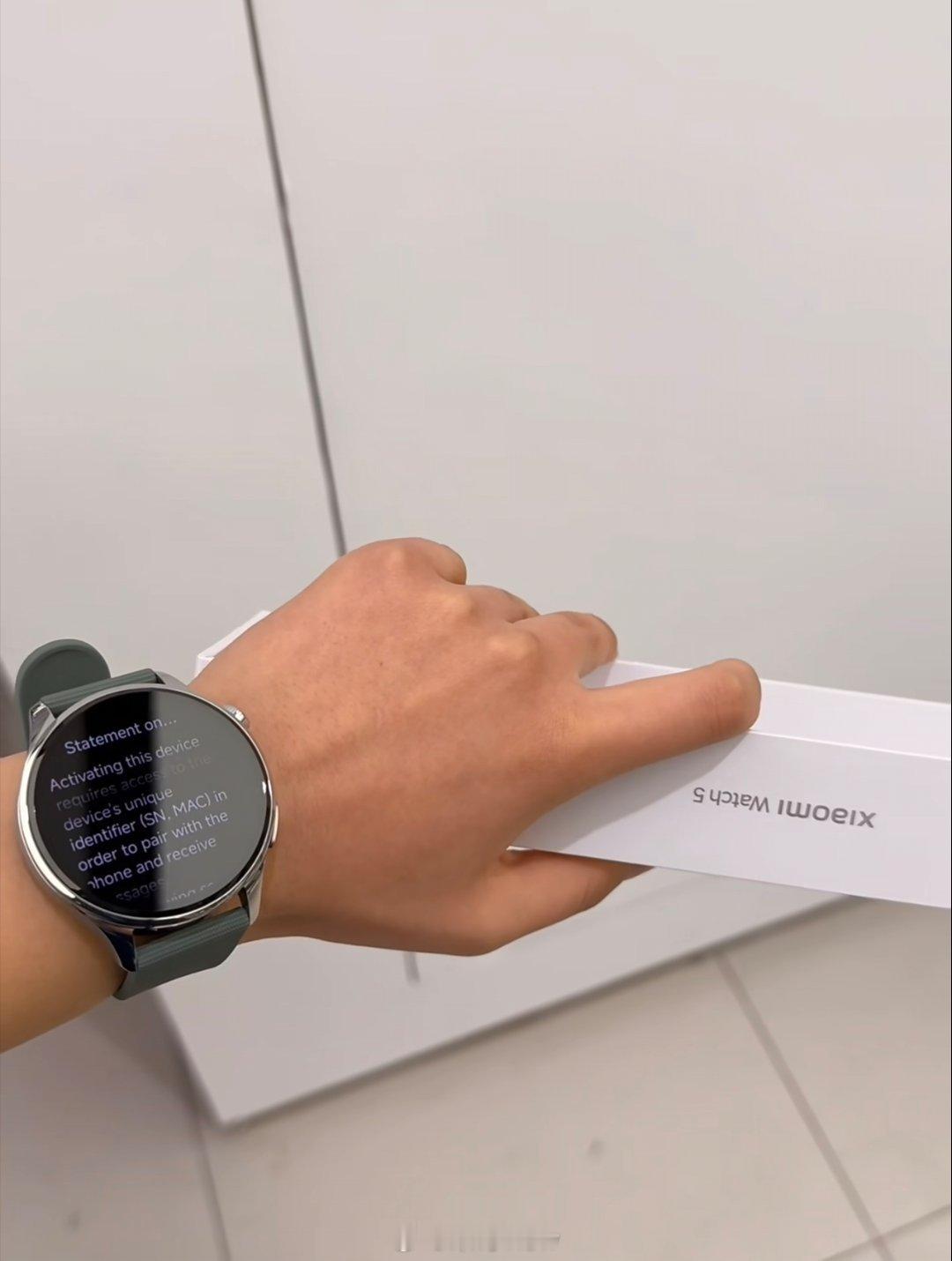 给大家看看我最近发现的一个懒人神器。小米Watch5这个手势控制。现在来电真的只