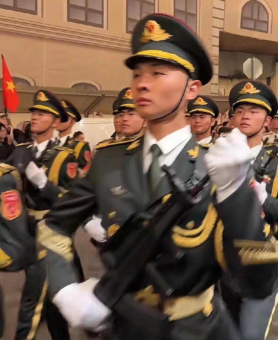 这个动作只有中国军人才会做！
白俄罗斯卫国战争胜利80周年，我国解放军三军仪仗队