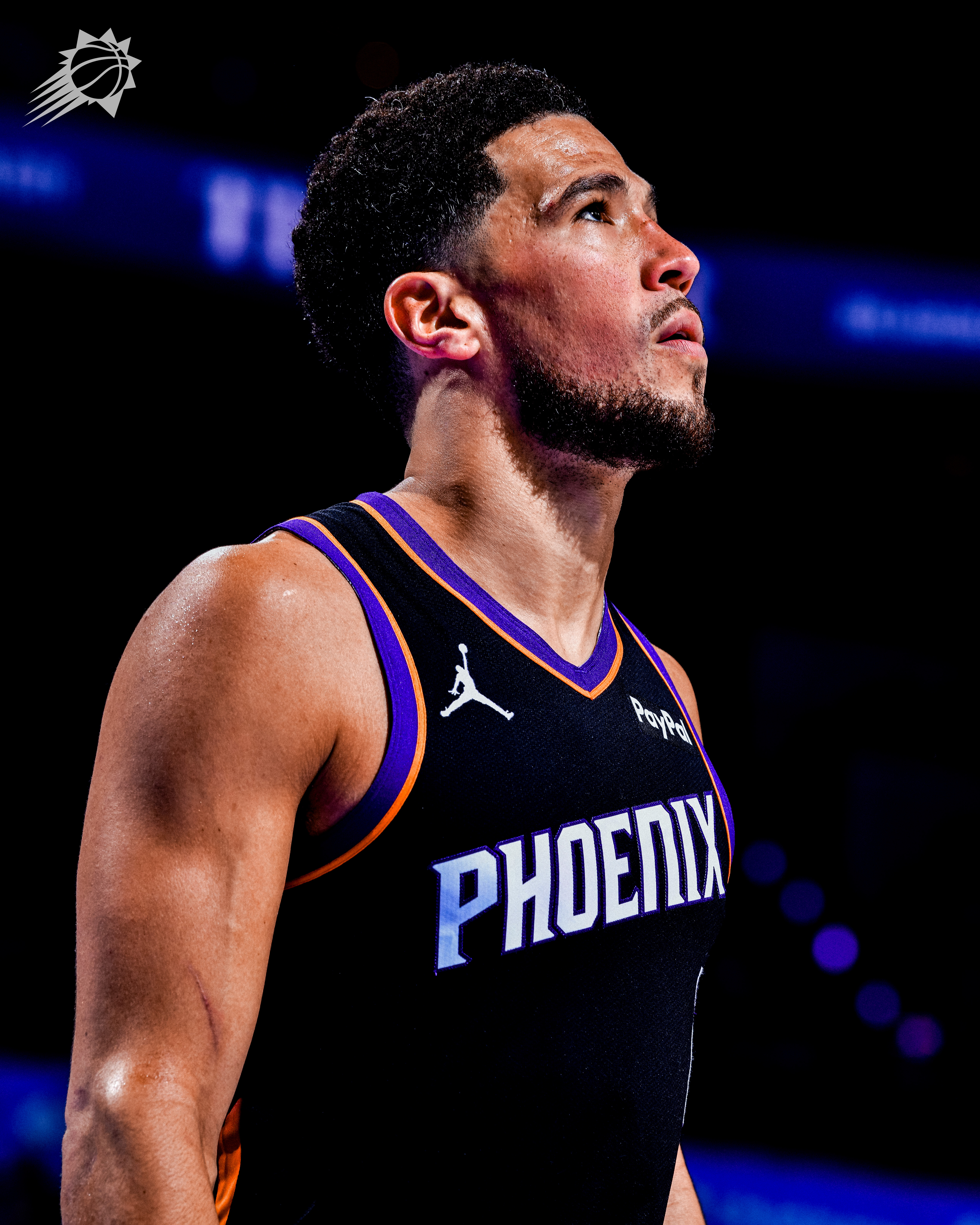 谈到球队进攻端的滞涩，布克指出大家打得不够果断：“我们传掉了太多本该出手的‘第一