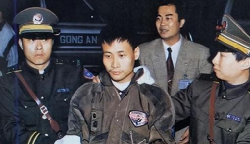 1995年，广东一高干子弟杀死银行运钞员，劫走1500万现金，此后他隐姓埋名21