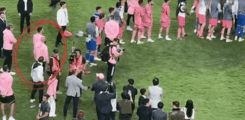 是梅西甘当西方政治的工具人，还是中国球迷把“梅西事件”上升到政治层面？
看看这幅
