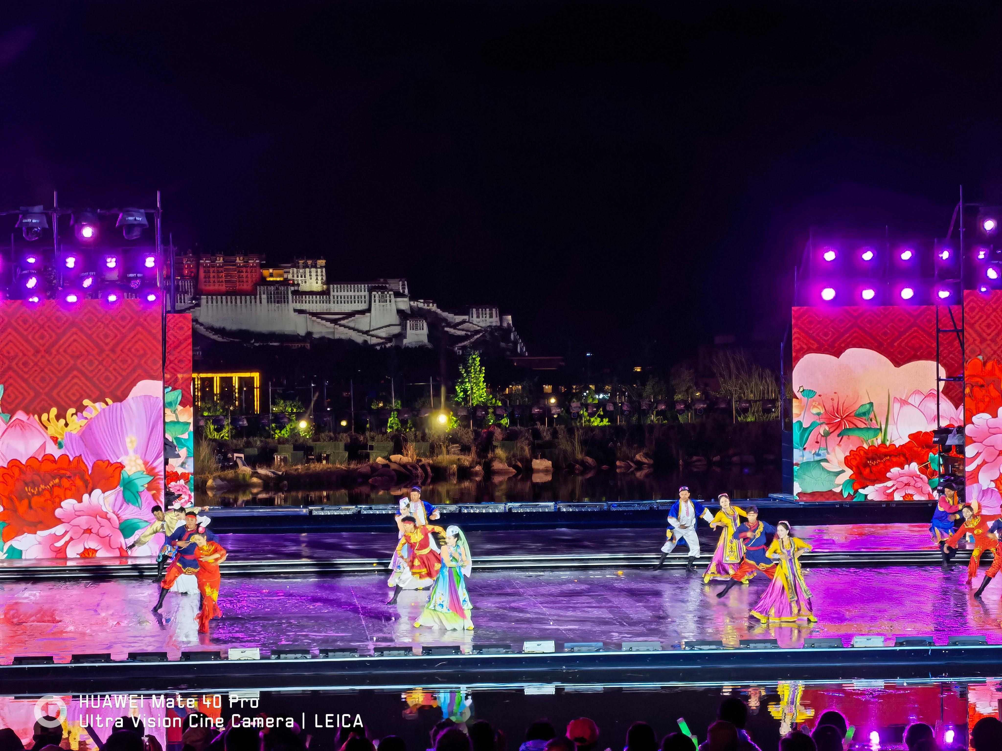 #寻觅西藏格桑花开# “高原点亮梦想——拉萨网络文明之夜”在南山公园举行#首届西