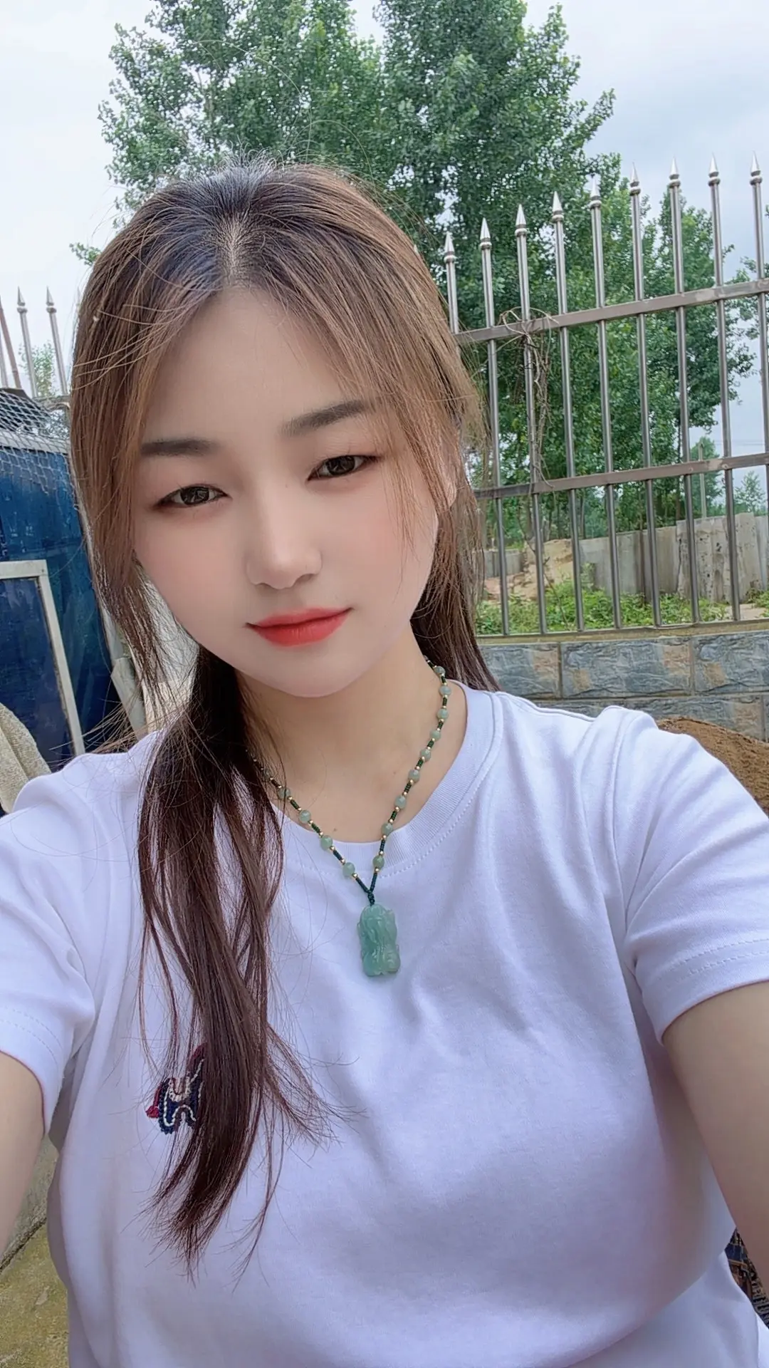后来那个女孩缓过劲来，她开始热爱生活，她开始相信自己，她接受了所有的事...
