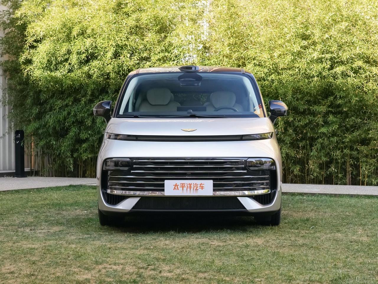 吉利银河V900杀进高端MPV！AI增程+空间魔术，这波操作有点狠  

先看这