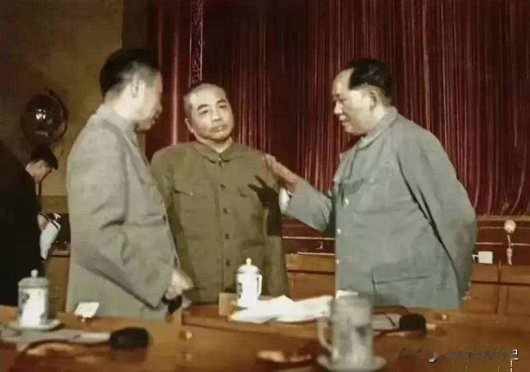 这张珍贵合影拍摄于1959年，庐山会议结束之后，毛主席和周总理，和彭老总三人在一