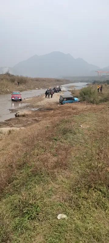 南通一轿车冲入河中，当地：车辆已被打捞上岸，车内38岁女子不幸身亡
一辆小轿车坠