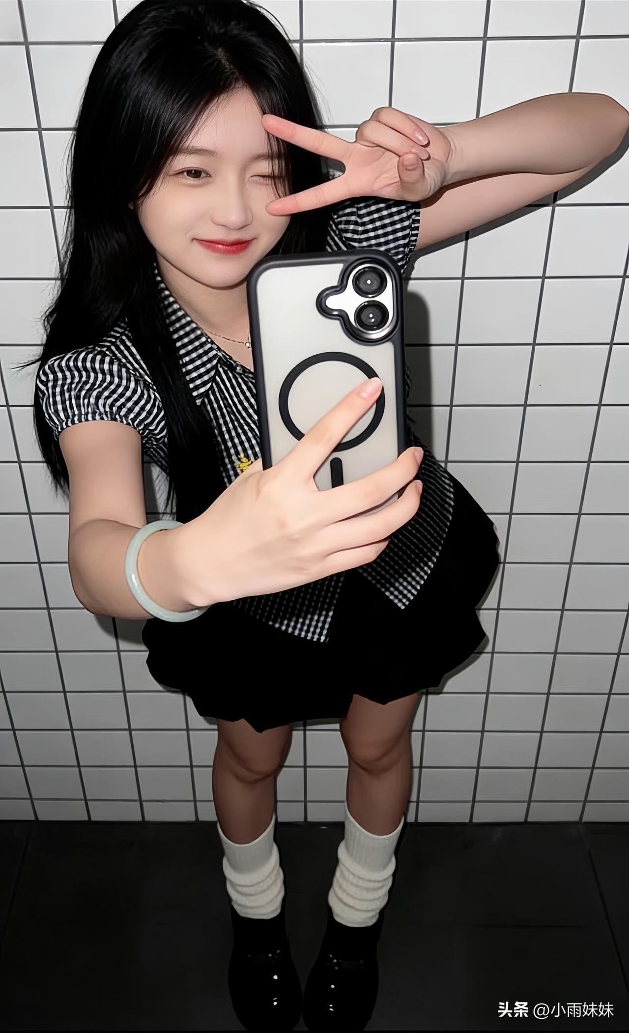 对着镜头陶醉一下，毕竟好看的人偶尔也要自我欣赏[耶]明媚自拍