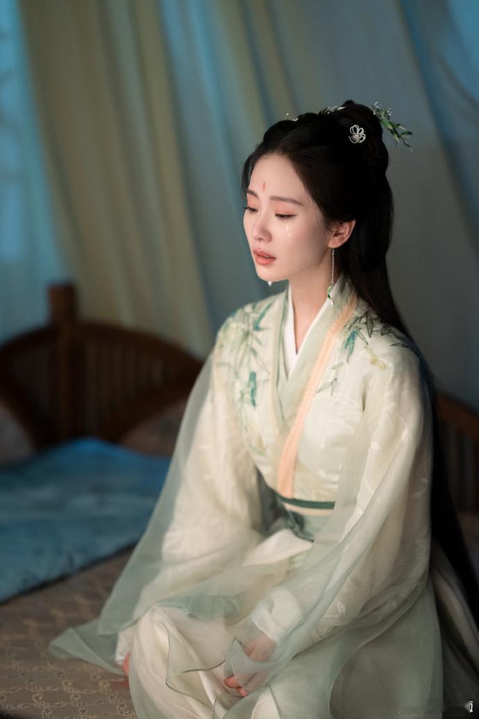 刘诗诗东方淮竹苦情树旁守护天下刘诗诗单眼落泪苦情树旁守护天下的淮竹，也是严格又温