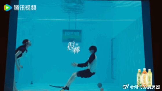 柯爱林王乐晨水下比心心动的信号今天的水下体验真是太有趣了！柯爱林和王乐晨两人玩得
