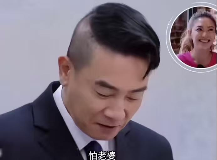 张晋：“结婚了吗？”

陈小春：“结了结了。”

胡海泉：“怕老婆吗？”

陈小