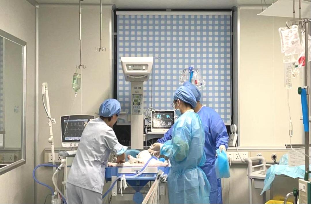 看哭了！医院一名孕妇生了个男孩，婴儿没呼吸，拍来拍去不哭，主产医师都要放弃了，实