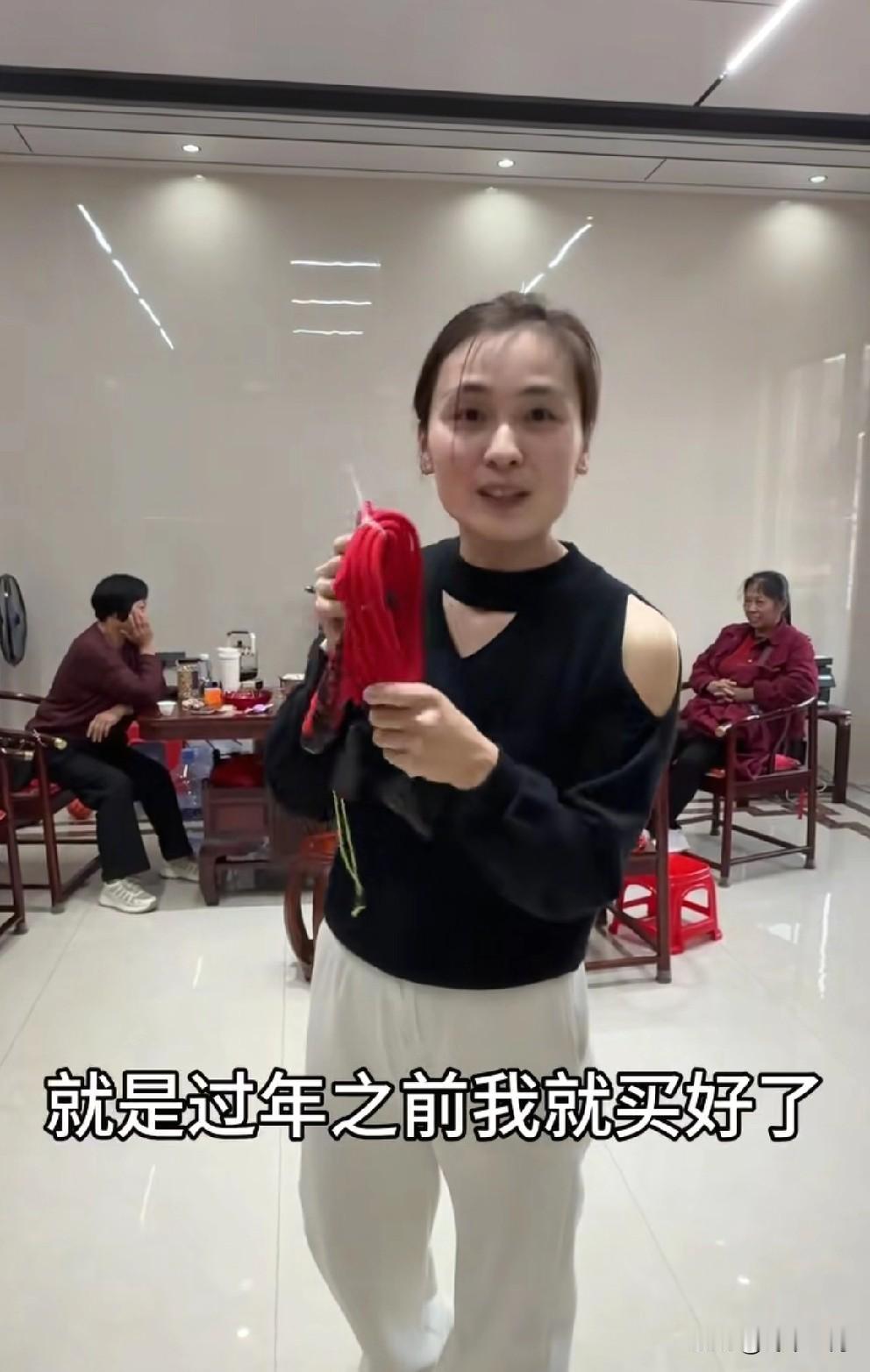 瑾汐这个年过的又回到了童年时代，她仿佛一个无忧无虑的小女孩，和家里的两个哥哥一起