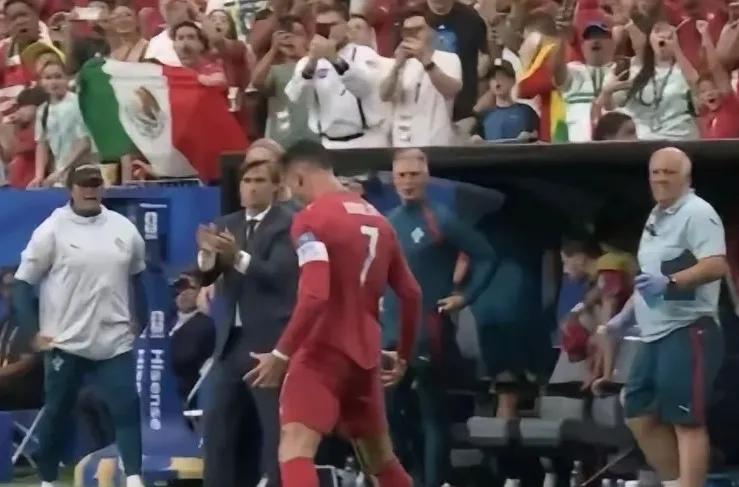 葡萄牙主帅马丁内斯太纵容C罗的个人英雄主义了！葡萄牙下半场3-0、4-0、5-0