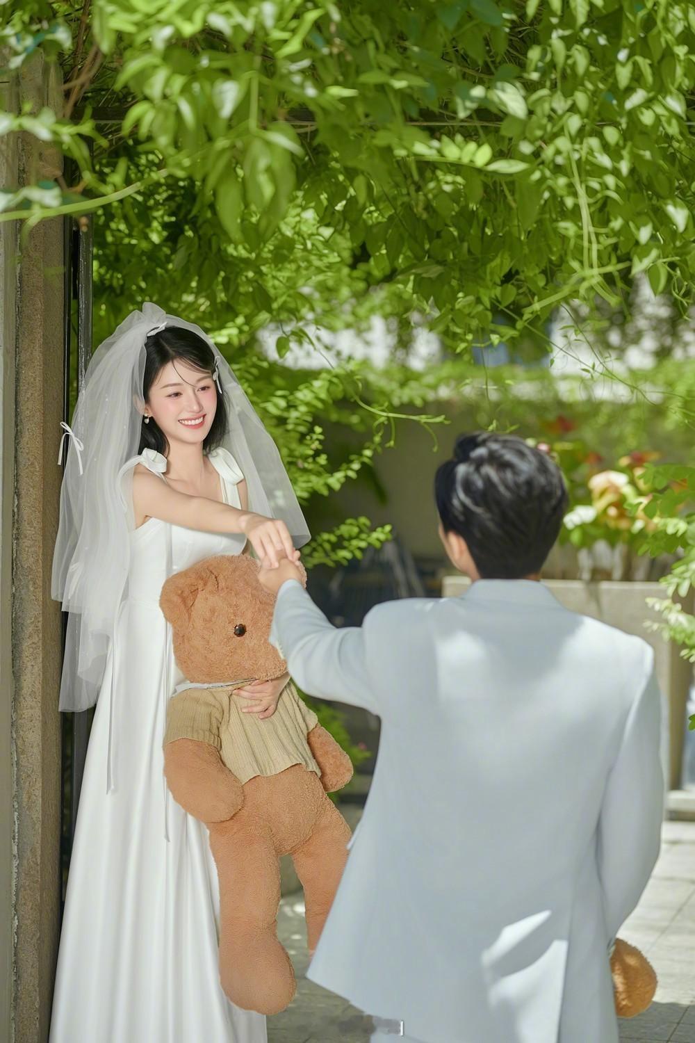 甜蜜约会氛围感的婚纱照来啦！[心]拍婚纱照就像在约会一样轻松自在~穿一身休闲白裙
