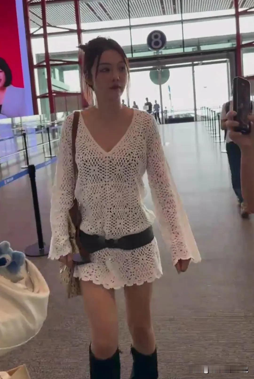 蔡文静现身机场被偶遇，身穿镂空白色装的蔡文静独自一人走机场，丸子头，两绺头发飘在