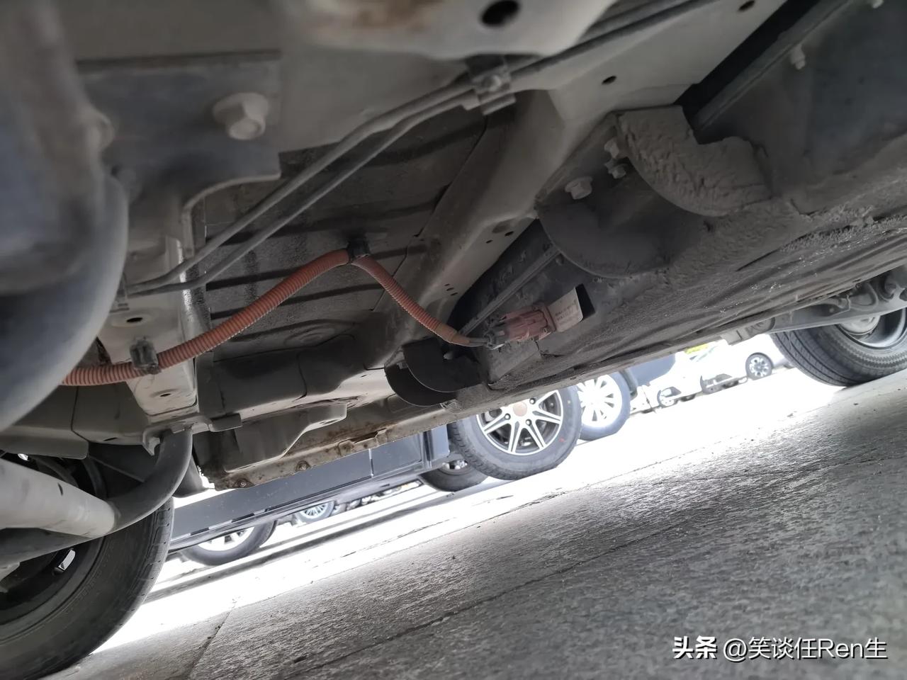 八天前一个下午，下着大雨。老婆开着电动汽车，过了两个小水坑。到第二天再去开时，罢