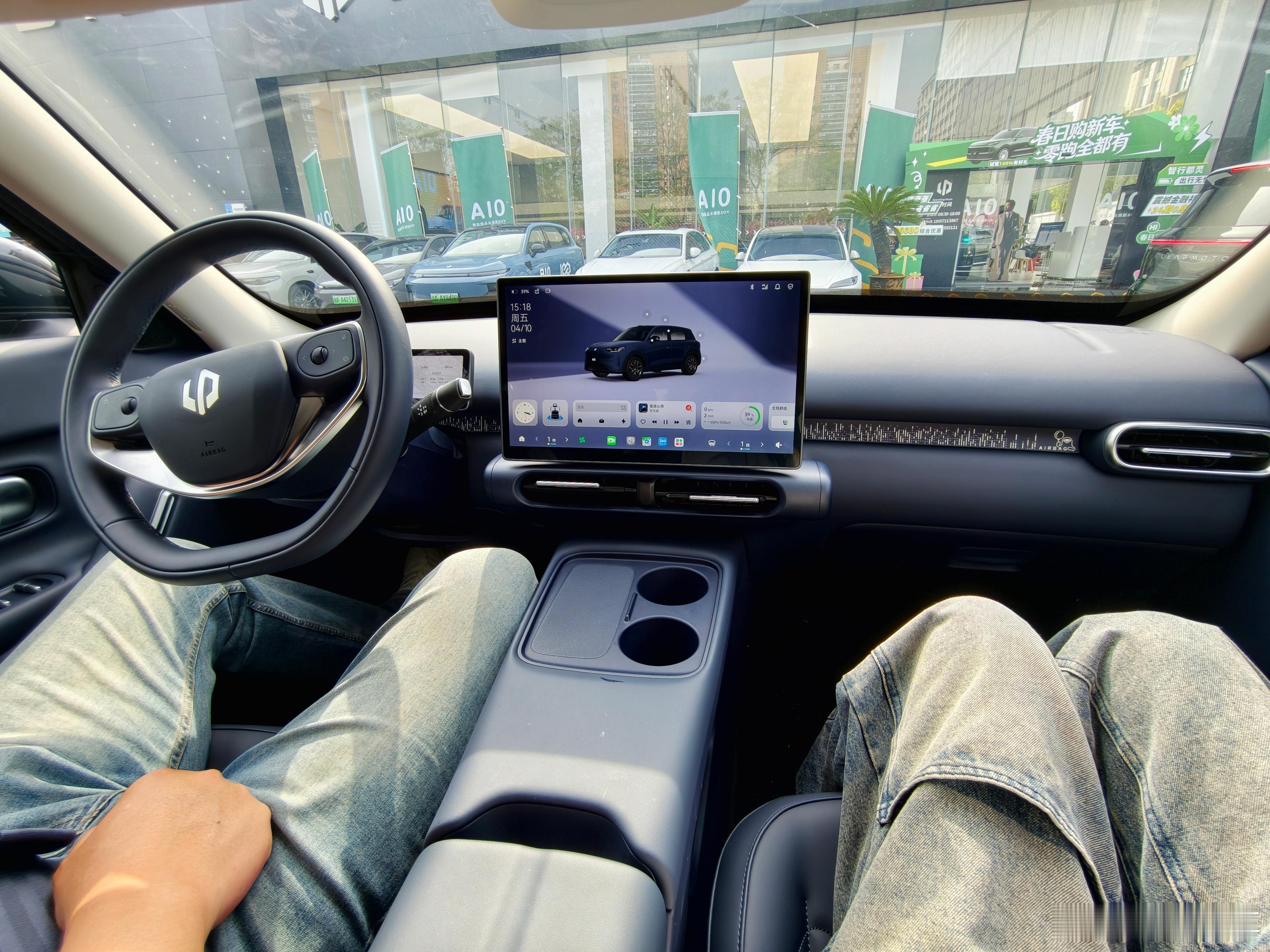 之前去门店看零跑a10 没约上试驾，今天终于有空约上试驾了～实车依旧很可爱适合咱