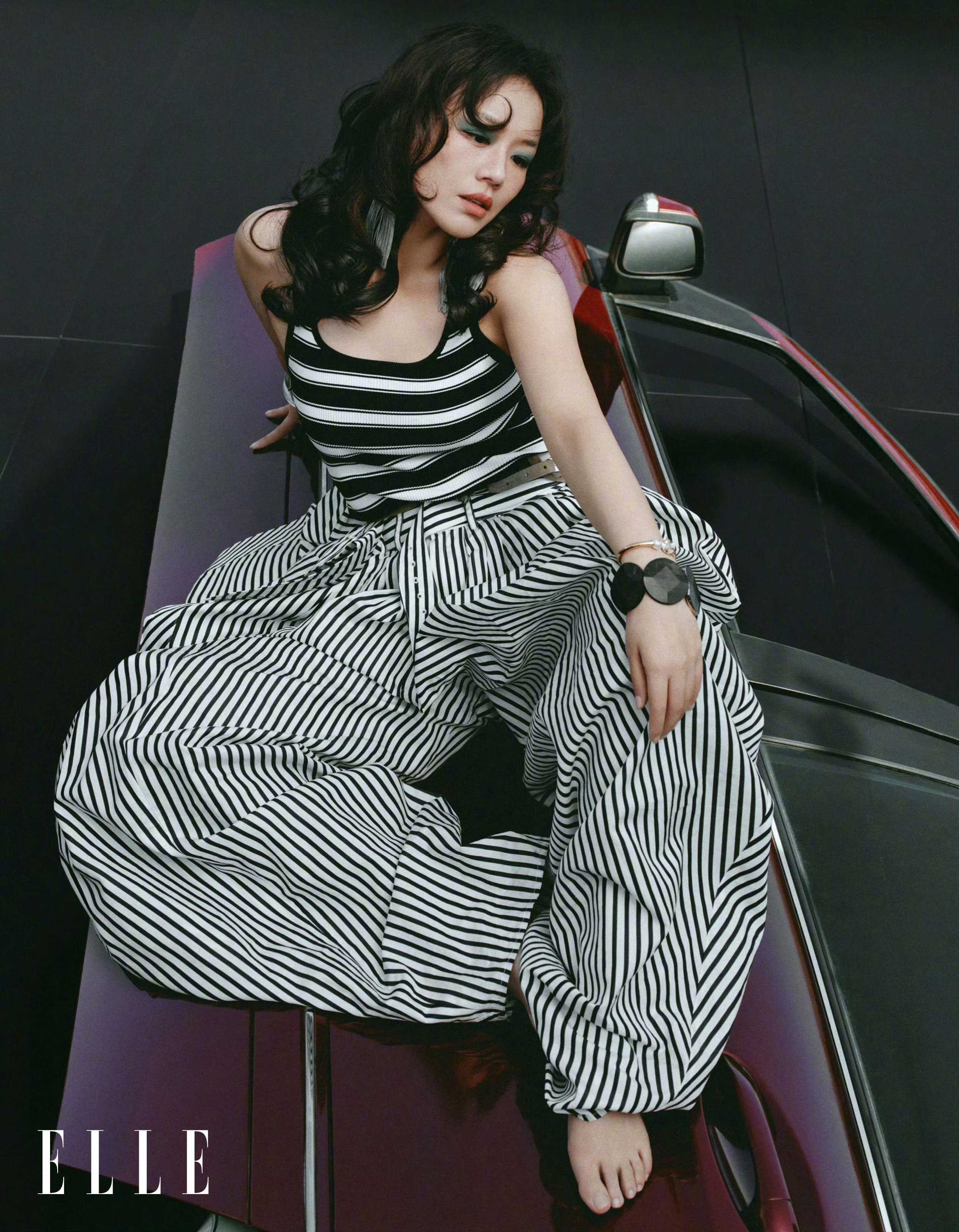 马思纯  x  ELLE五月刊，迎来马思纯三封面登封，身穿Balenciaga新