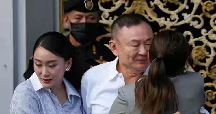 他信拿到特赦后，没在曼谷多留，而是连夜飞往迪拜。

泰国国王 6 月 2 日签署