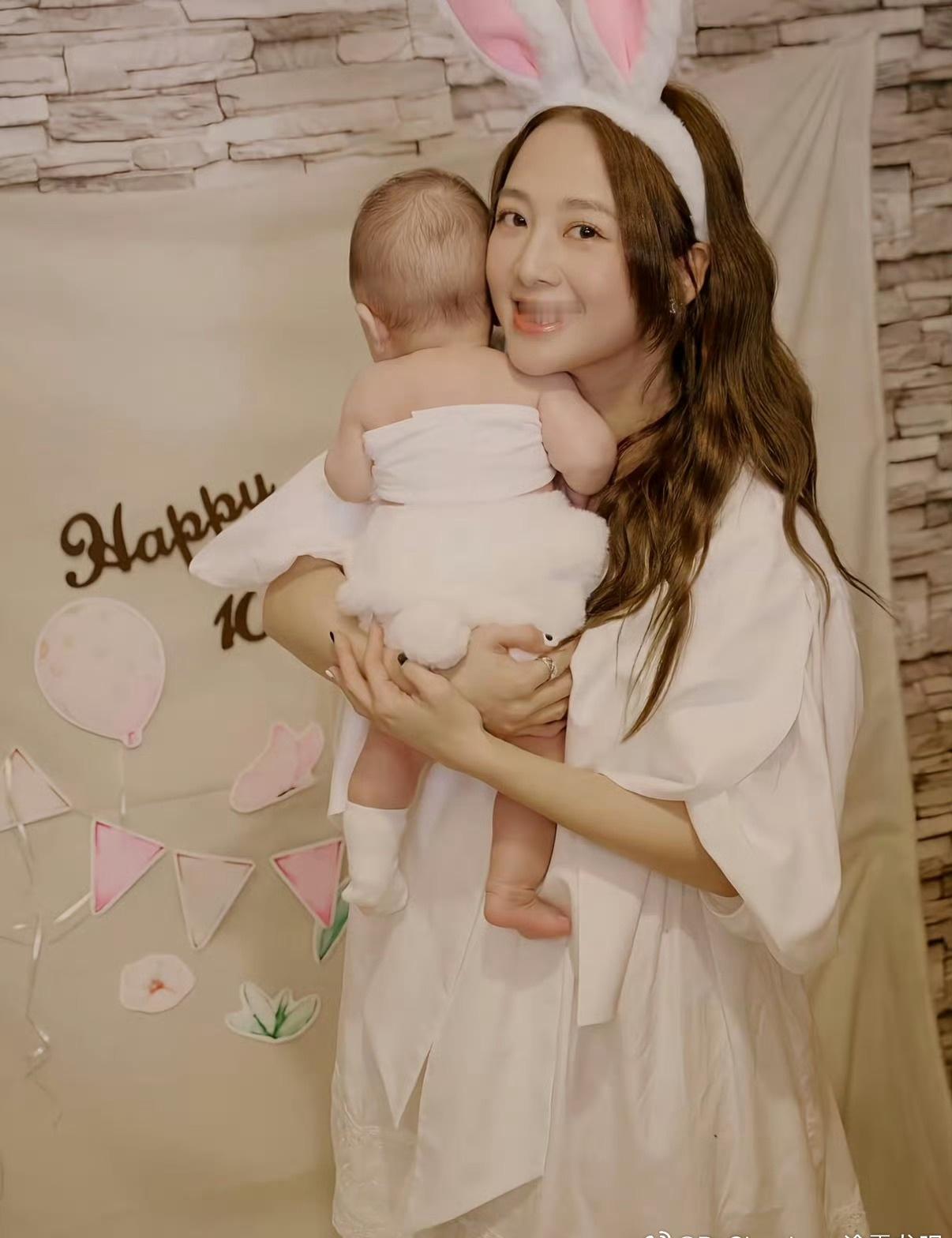 2026年1月8日，艺人吴映洁（鬼鬼）在社交媒体首次晒出与女儿“妹子”的正面合照