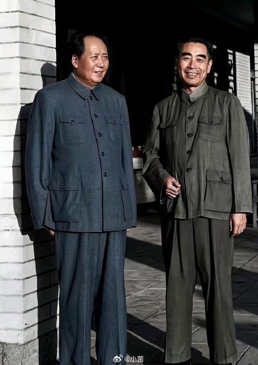 这张照片拍得太好了，两位伟人笑得非常灿烂，非常温暖。 