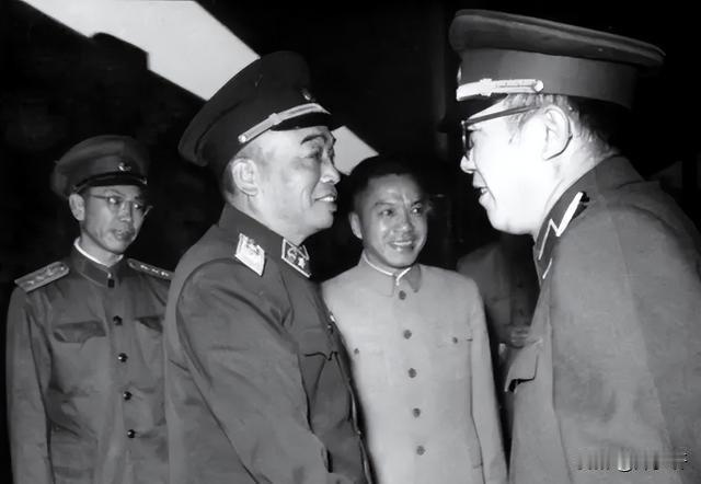 1968年黄克诚放风时偶遇彭德怀，关心地问：天气变冷了，你为什么还没穿上棉鞋？