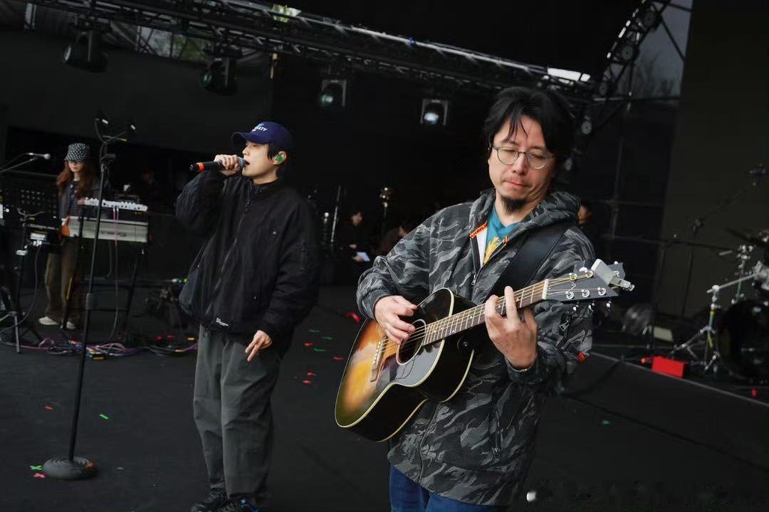 窦靖童直播清唱新歌 就几句清唱直接勾住我的耳朵，窦靖童的嗓音辨识度拉满，这首收录