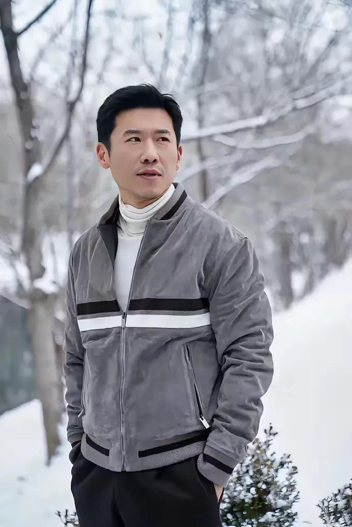 他是谁啊，又不是科班出身，
但却火得不得了，听说他背景很硬哦
第一次看《狂飙》没