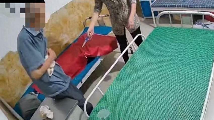 必须严惩！黑龙江鸡西，女护工为了让托老所的老人听话，她就拿剪刀扎老人，她拿着一把