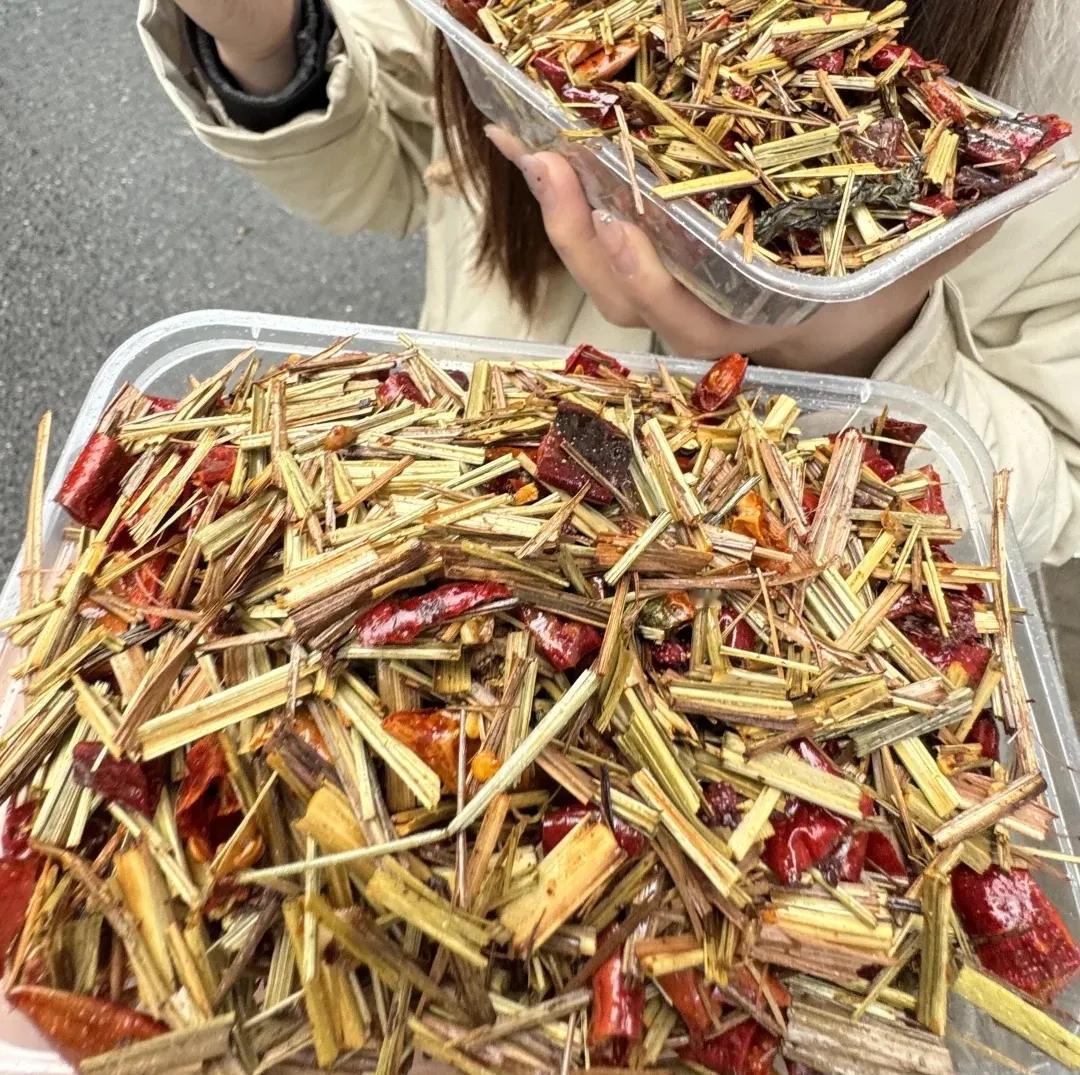 有谁知道，武汉美食“炒香茅”怎么吃？

吃着应该扎嘴，叶子和杆茎上的毛刺，会把嘴